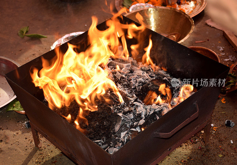 Havan Kund是印度教中向火神Agni献祭的仪式，在印度的杜尔加普贾节期间进行